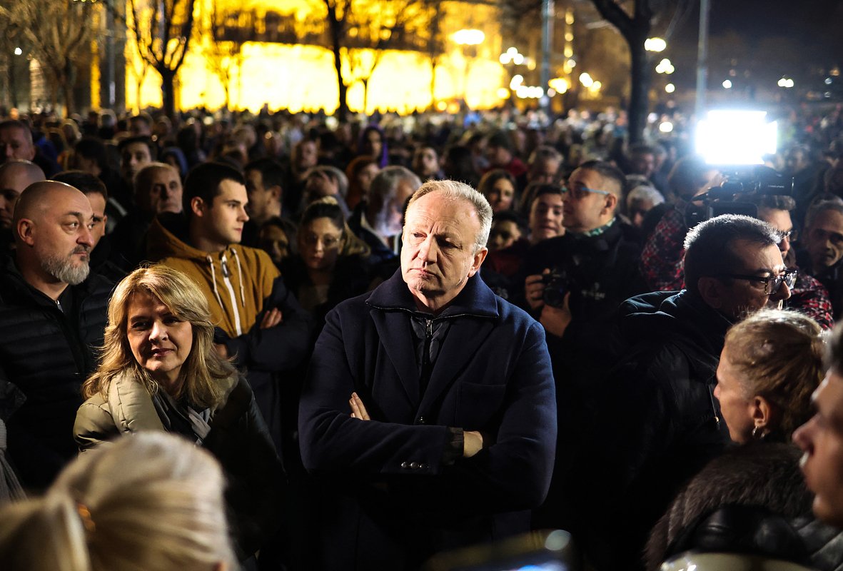 Драган Джилас, лидер оппозиционной «Партии свободы и справедливости» наблюдает за протестом перед зданием государственной избирательной комиссии в Белграде, Сербия, 25 декабря 2023 года