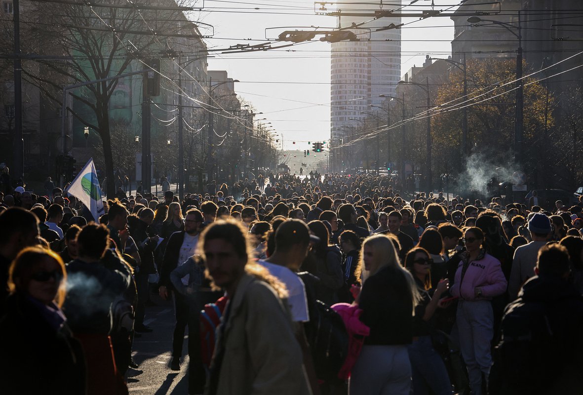Студенты блокируют дорогу во время акции протеста против предполагаемых нарушений законодательства о выборах, Белград, Сербия, 17 декабря 2023 года