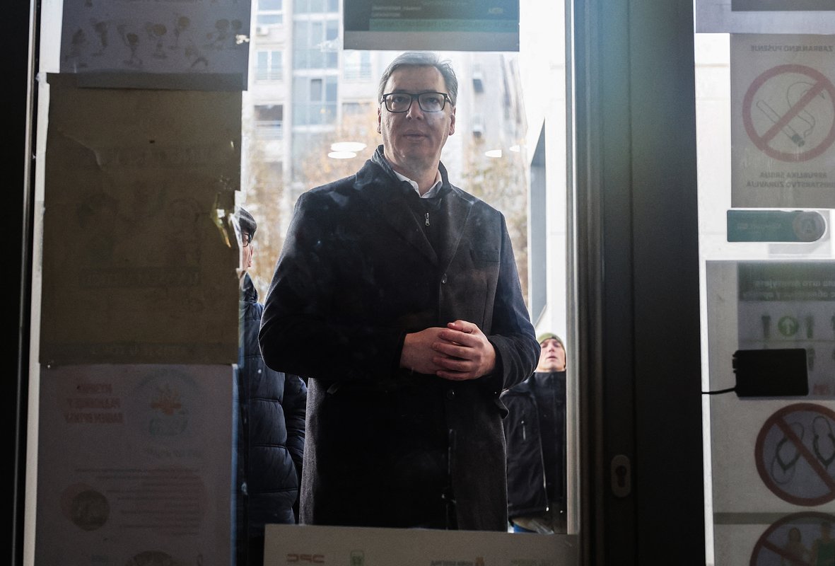 Президент Сербии Александр Вучич на избирательном участке во время голосования на парламентских выборах в Белграде, Сербия, 17 декабря 2023 года
