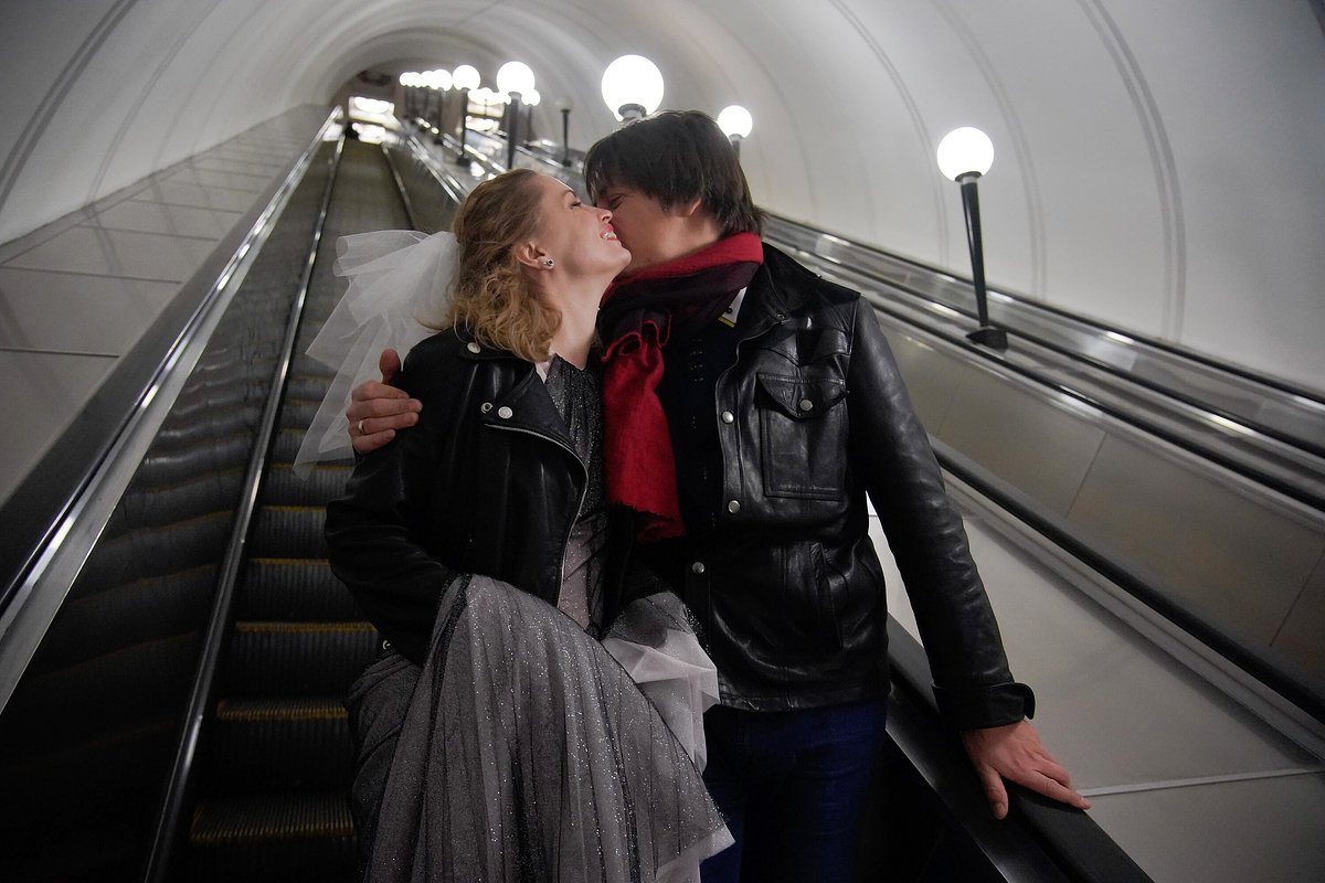 Свадебная церемония на станции «Маяковская» Московского метрополитена, 21 ноября 2021 года