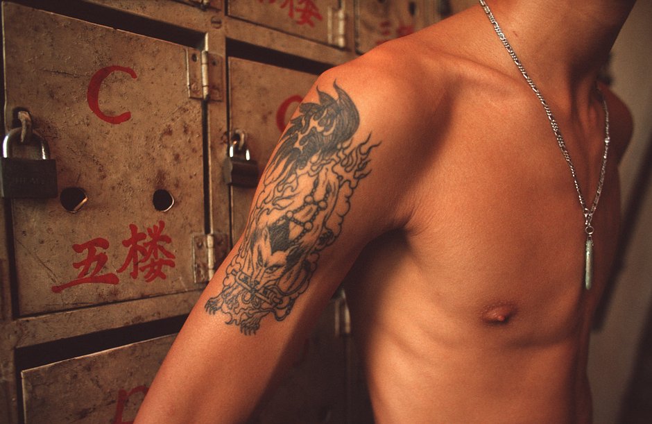 Участник Триады показывает свою татуировку, Гонконг, 1992 год
