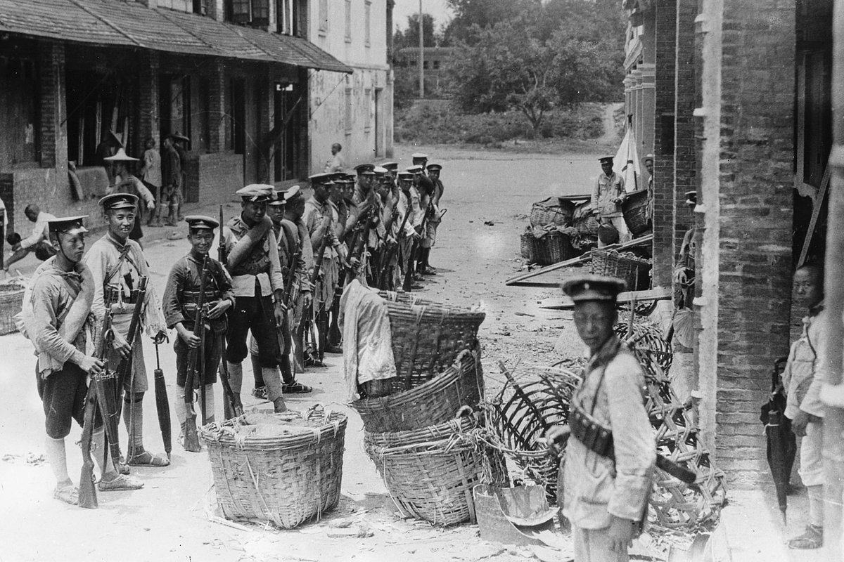 Солдаты партии Гоминьдан во главе с Сунь Ятсеном в поисках бандитов в деревне, 1923 год