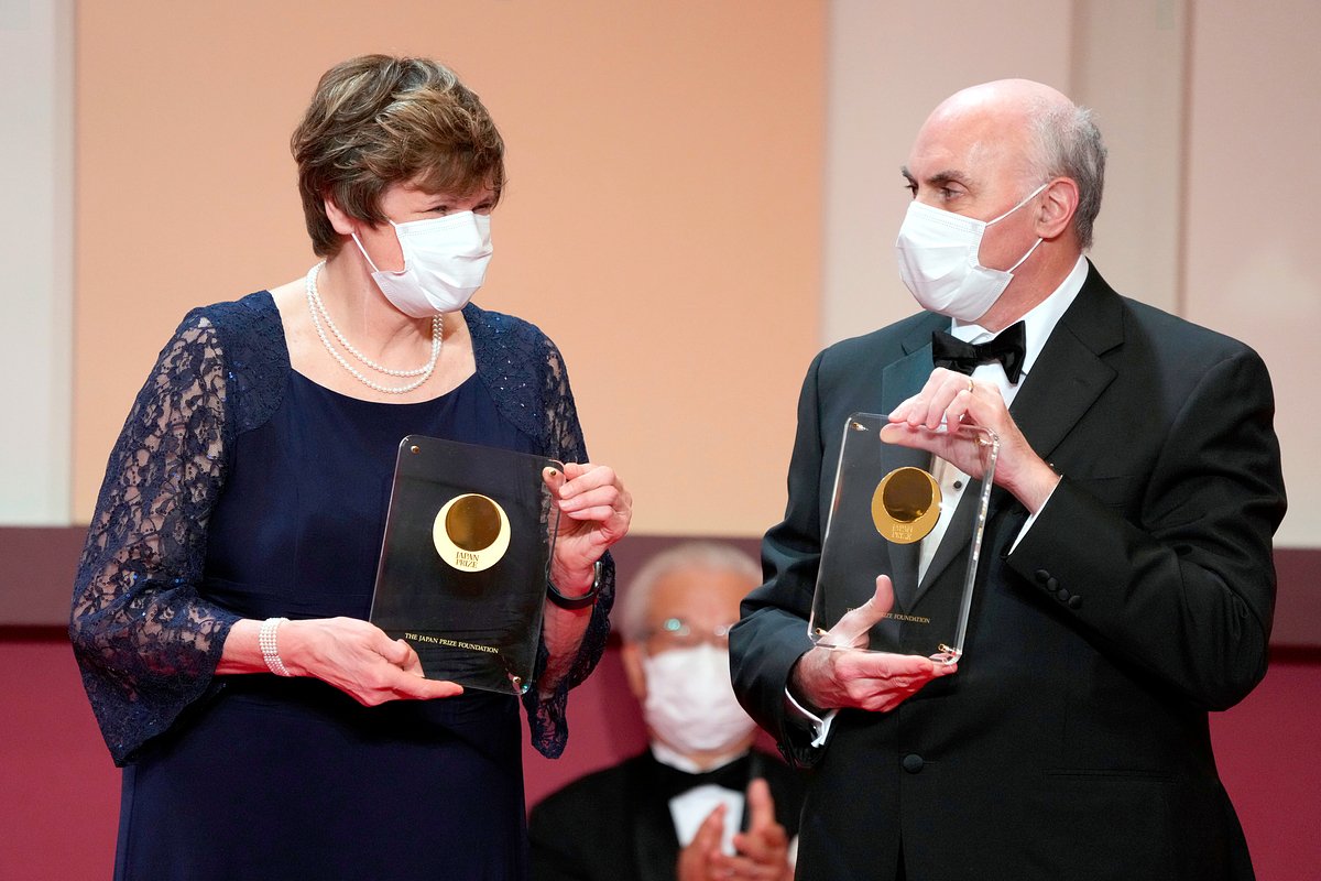 Лауреаты Нобелевской премии по физиологии и медицине за 2023 год Каталин Карико и Дрю Вайсман во время вручения Премии Японии в 2022 году