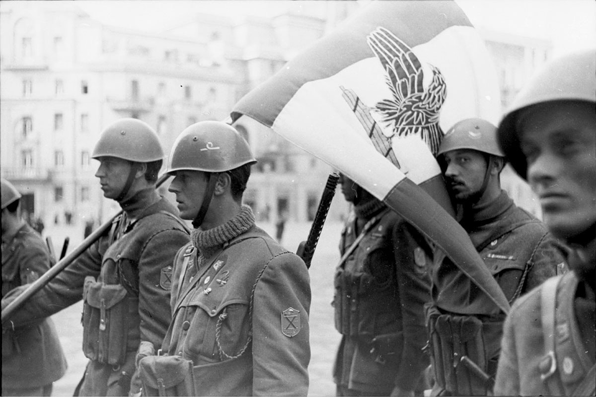 Итальянские солдаты в Риме с военным флагом Итальянской Социальной Республики, март 1944 года