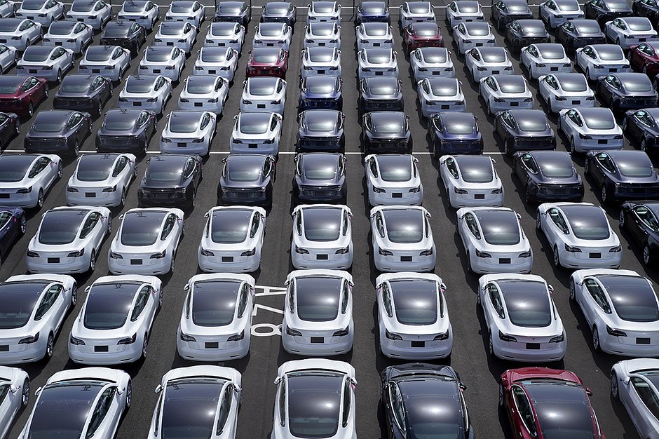 Автомобили Tesla Inc. на стоянке после прибытия в порт Иокогамы, Япония, 10 мая 2021 года