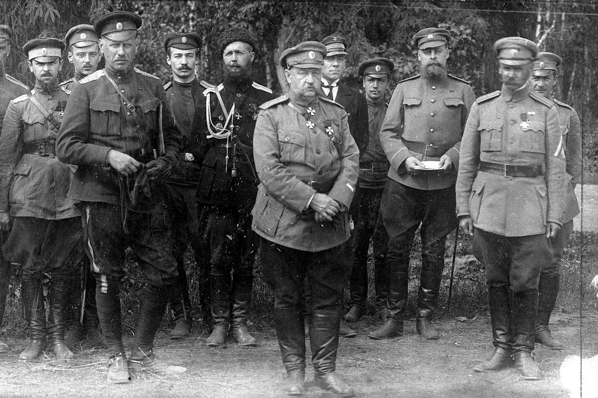 Командующий русской Северо-Западной армией генерал Николай Юденич (в центре) во время посещения 2-й дивизии (дивизии Родзянко), 1919 год