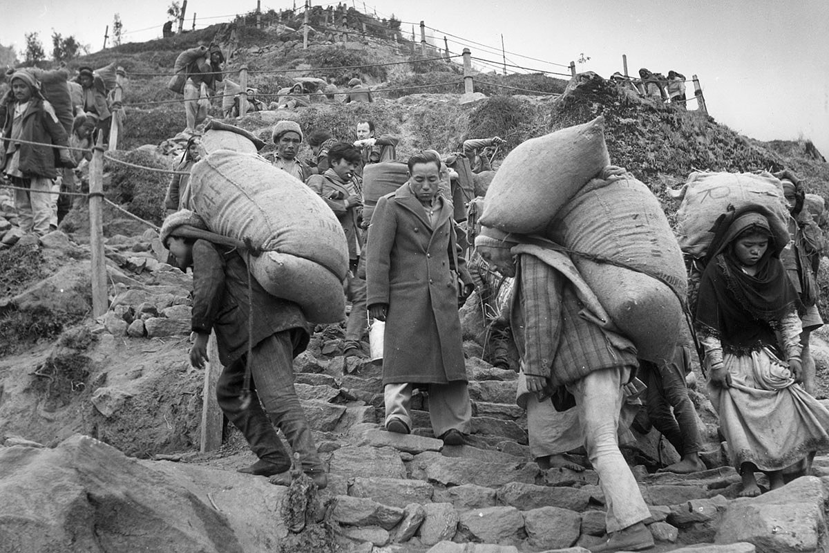 Тибетские беженцы идут через Гималаи, 24 февраля 1951 года