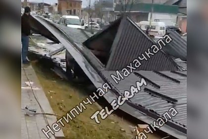 В российском городе жители остались без света из-за слетевшей крыши
