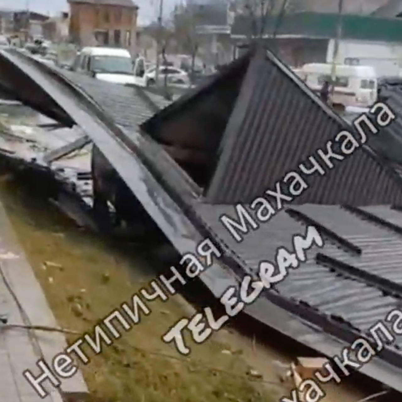 В российском городе жители остались без света из-за слетевшей крыши: Дом:  Среда обитания: Lenta.ru