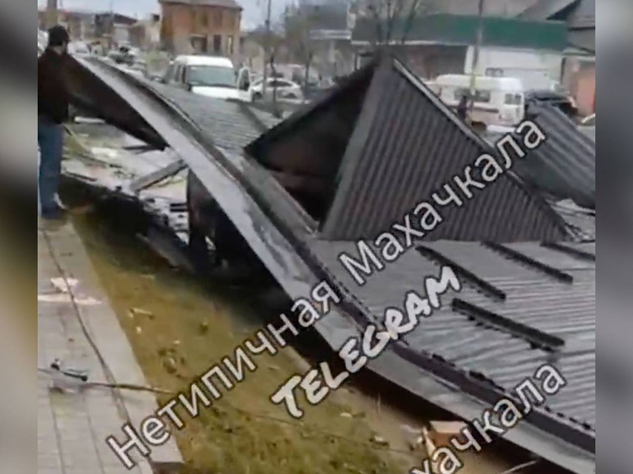 В российском городе жители остались без света из-за слетевшей крыши: Дом:  Среда обитания: Lenta.ru