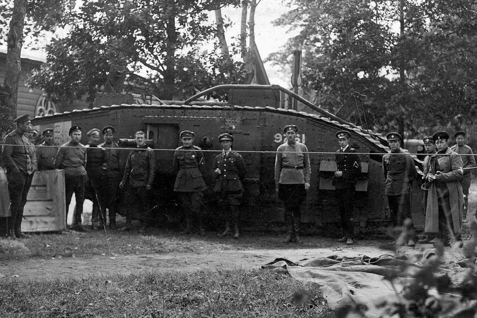 Воины русской Северо-Западной армии и английский инструктор (в центре) возле британского тяжелого танка Mark V. Август 1919 года