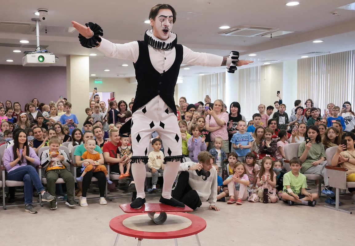 Артист Большого Московского цирка на благотворительном представлении в Морозовской детской больнице
