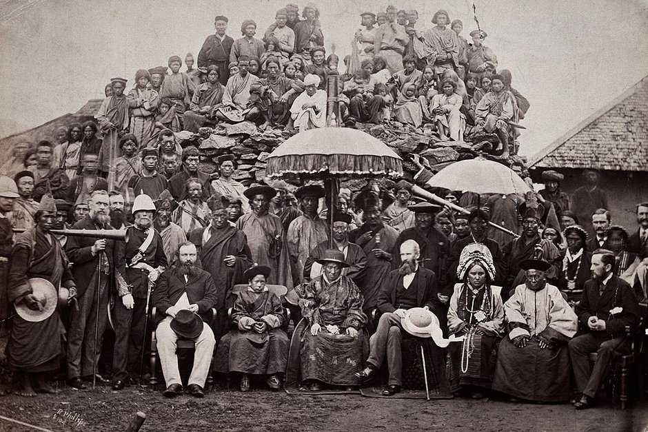 Сэр Джордж Кэмпбелл (шотландский член индийской государственной службы) в Дарджилинге встречается с жителями Сиккима, около 1880 года