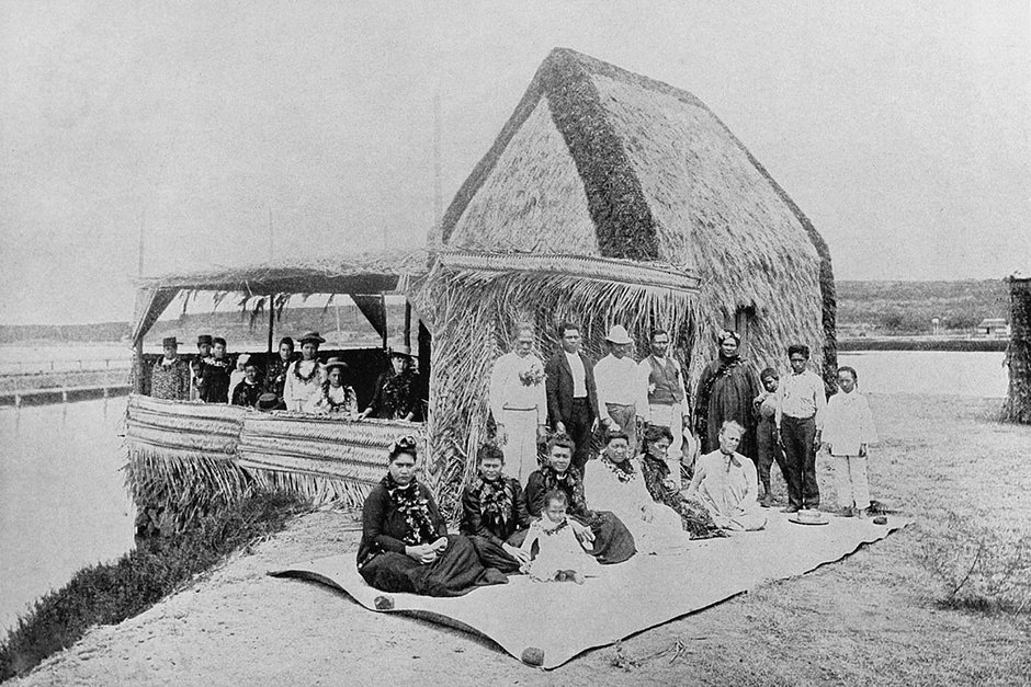 Группа коренных гавайцев возле традиционного дома с соломенной крышей, Гавайи, около 1925 года