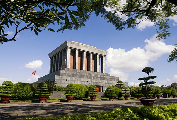 Еще одно место, обязательное для посещения в Ханое, — мавзолей Хо Ши Мина