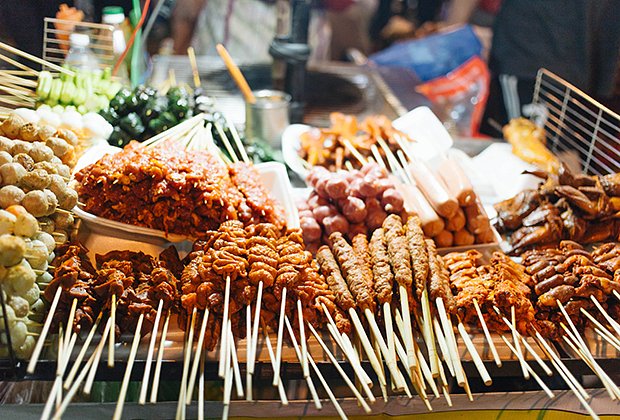 На рынках Вьетнама можно купить много мясных блюд