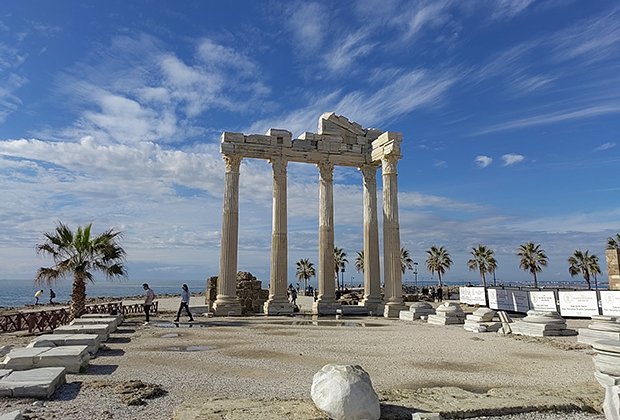 Храм Аполлона в древнем городе Сиде