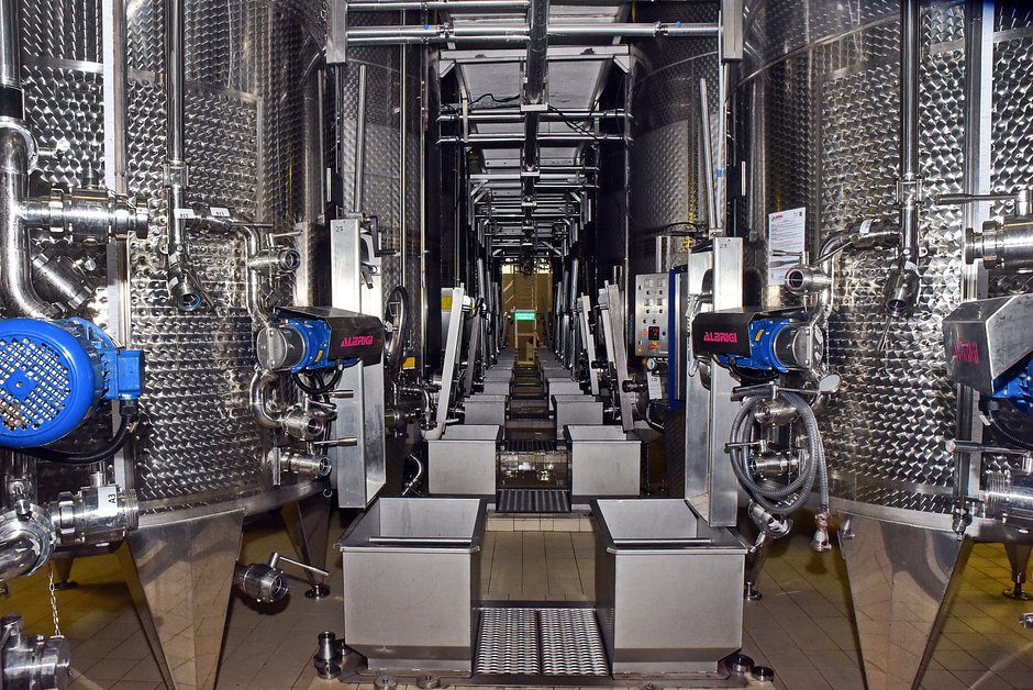 Производственный цех крупной винодельни, где проводят экскурсии для туристов