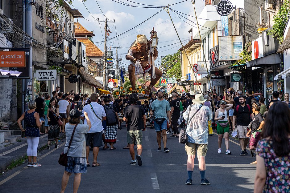 Шествие «Ого-ого» с рукотворными статуями монстров и демонов проходит на центральных улицах всех городов Бали. Но главный и самый масштабный парад можно посмотреть в столице острова — Денпасаре