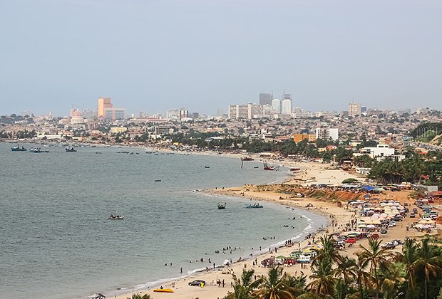 Вид на центр Луанды и побережье
