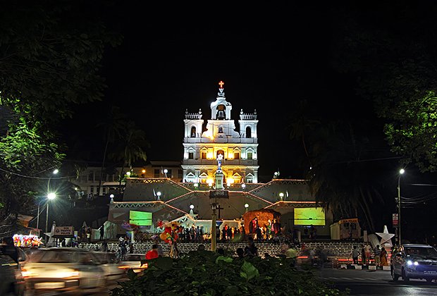 Историческая церковь Непорочного Зачатия Богоматери в Панаджи украшена и освещена в период Рождества и Нового года