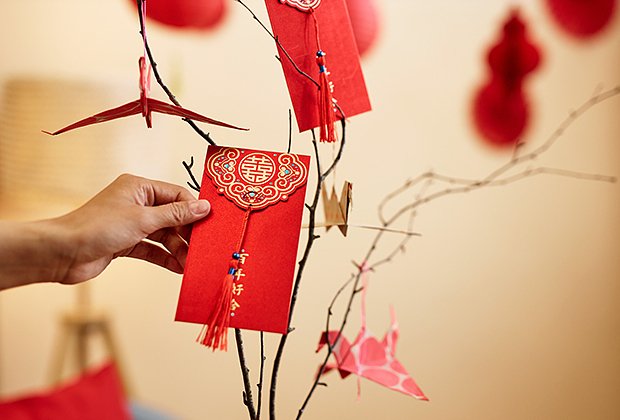 В Китае на Новый год принято дарить красные конверты с деньгами