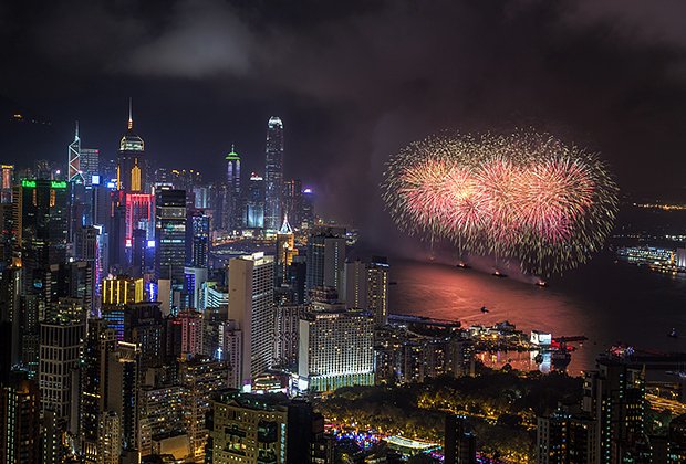Салюты в бухте Виктории в Гонконге считаются одними из самых ярких и красивых в мире