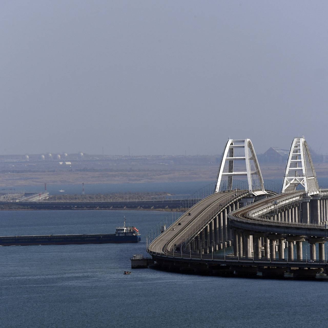 На подъездах к Крымскому мосту скопилось свыше 600 автомобилей