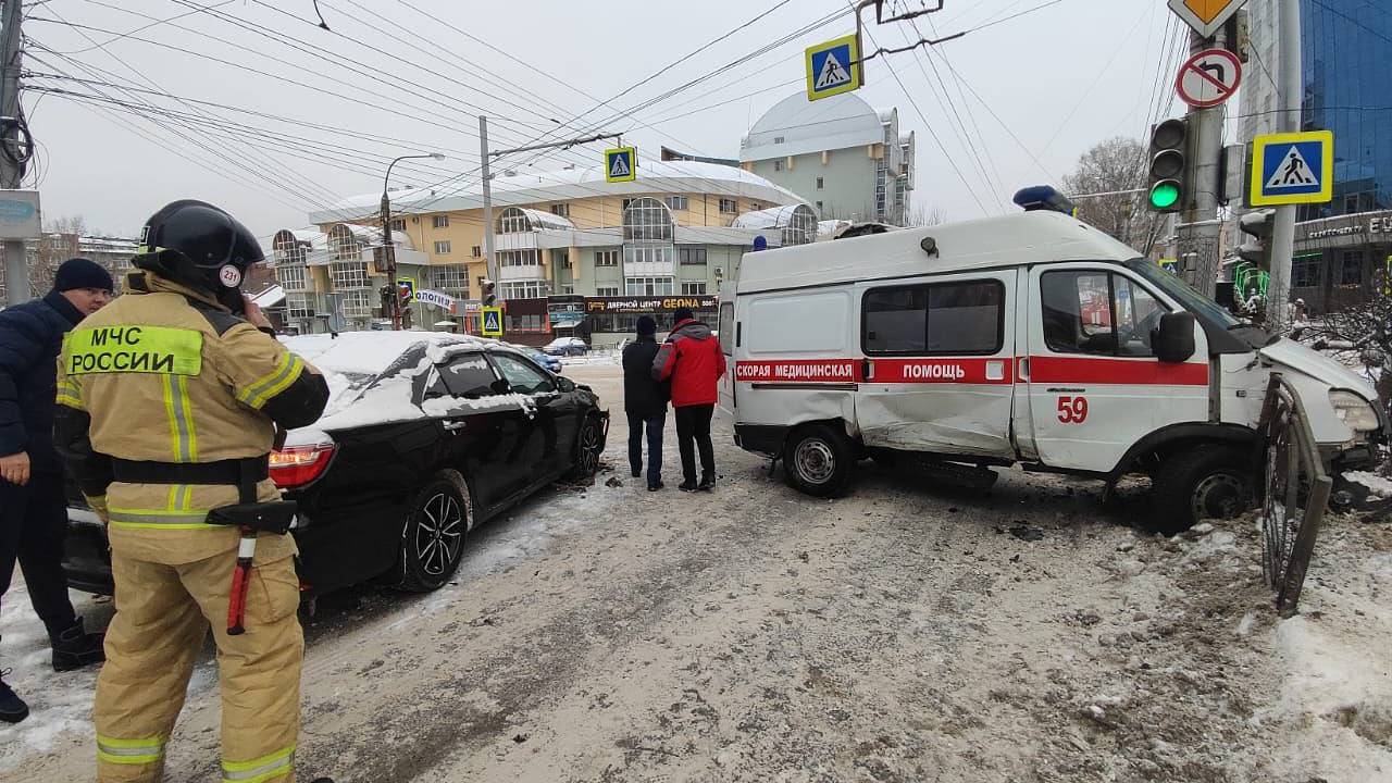 Скорая с ребенком попала в ДТП в российском городе: Происшествия: Россия:  Lenta.ru