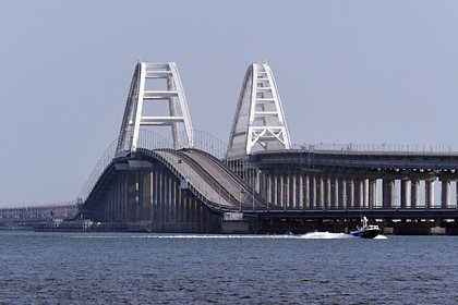 Движение автомобилей по Крымскому мосту приостановили