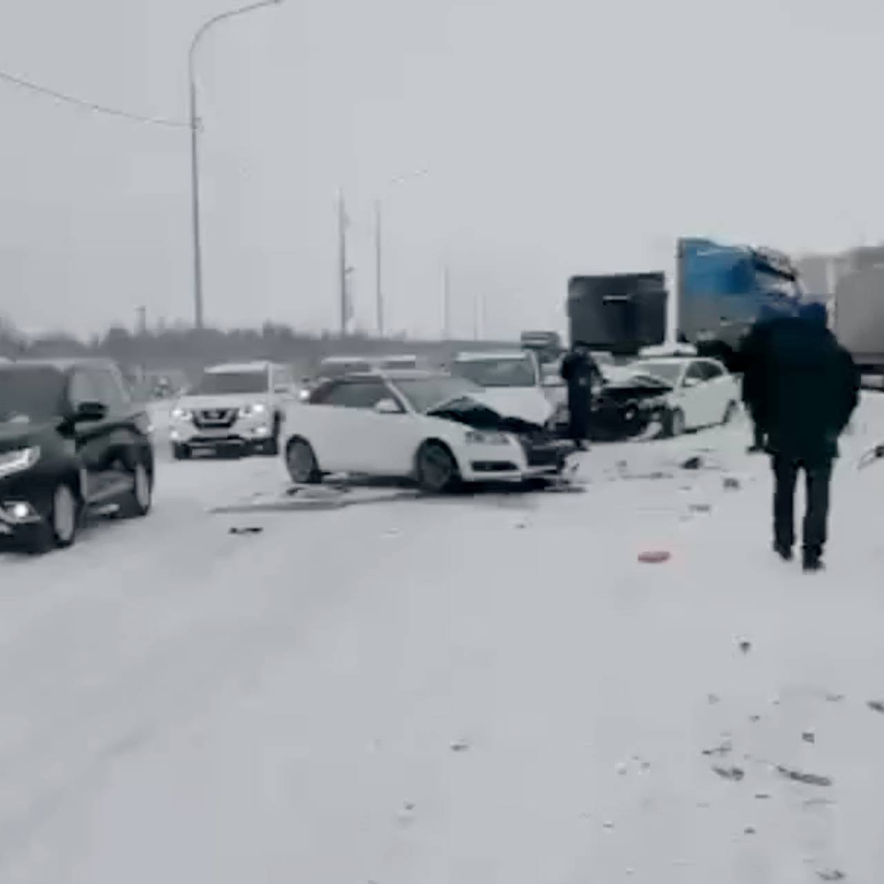 На въезде в Екатеринбург образовалась пробка из-за массового столкновения:  Происшествия: Россия: Lenta.ru