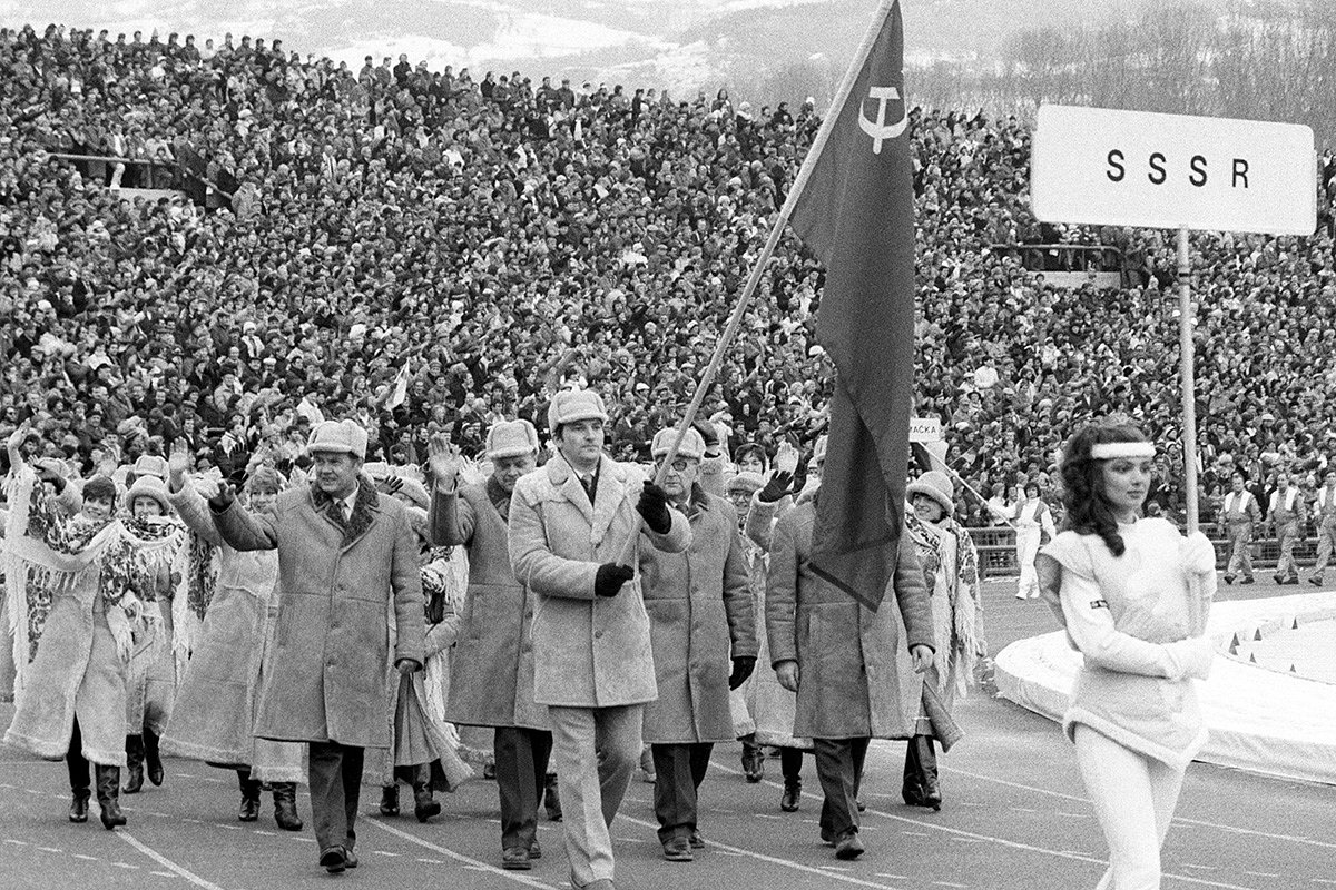 Советские спортсмены на церемонии открытия Олимпиады в Сараево 
