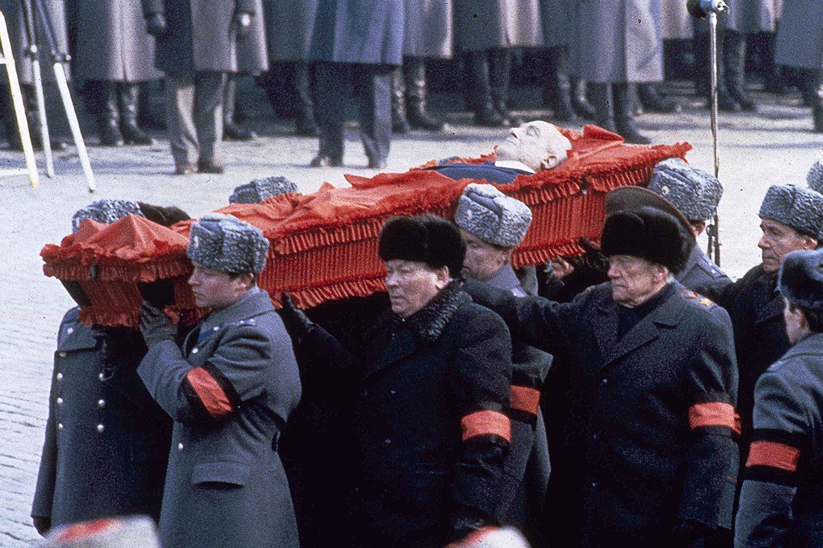 Члены Политбюро несут гроб с телом Андропова 