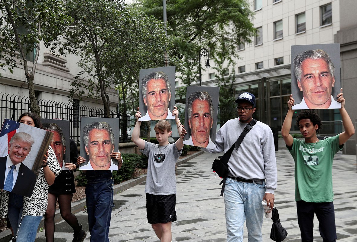 Демонстрация против Джеффри Эпштейна во время предъявления ему обвинений в Нью-Йорке в 2019 году