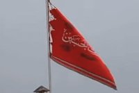 Над мечетью в Иране вновь подняли красный флаг мести. В прошлый раз это едва не закончилось войной с США 