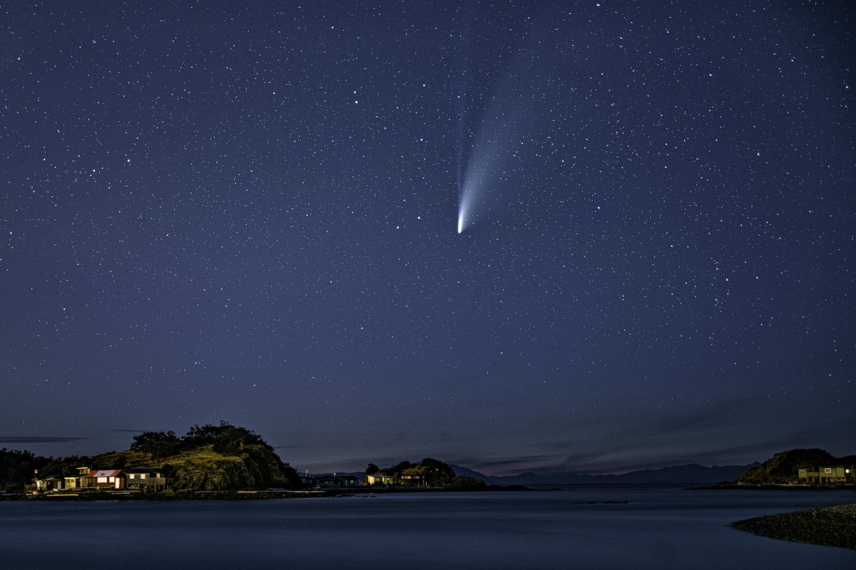 Комета NEOWISE. Комета Галлея фото с земли. Комета в небе. Звездная ночь Комета. Комета понса брукса 2024 фото