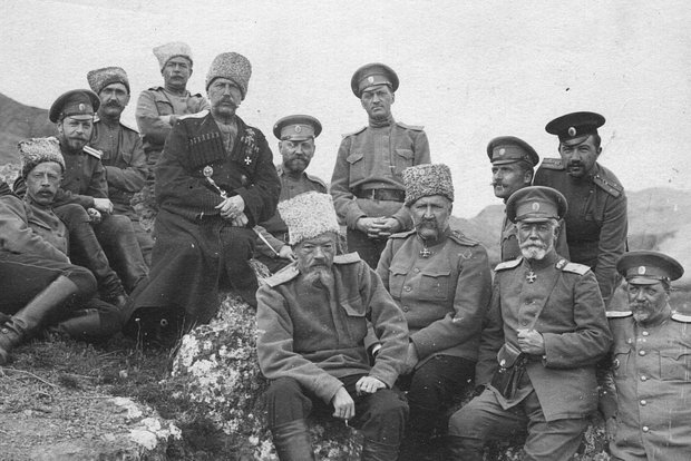 Генерал Михаил Пржевальский (в казачьей черкеске) с офицерами штаба 2-го Туркестанского армейского корпуса