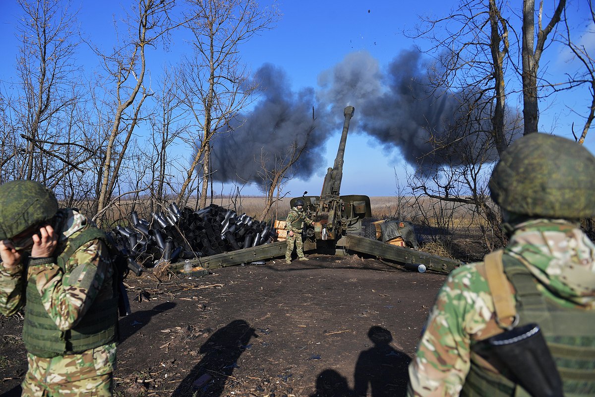 Артиллеристы ВС РФ ведут огонь из 152-мм гаубицы "Мста-Б" в зоне проведения специальной военной операции.