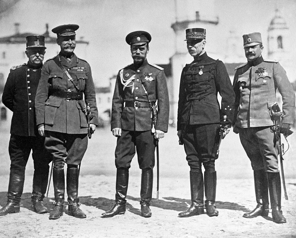 Российский император Николай II (в центре) среди военных представителей союзных держав, 1916 год
