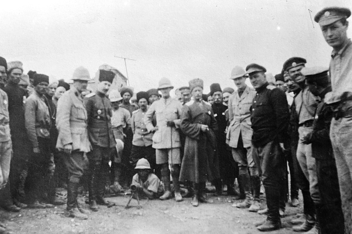 Генерал Эрнест-Август Раддац в сопровождении британского офицера наблюдает за демонстрацией оружия, Персия, март 1917 года