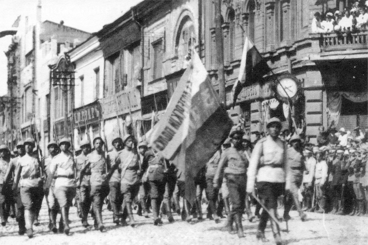 Борис Штейфон во главе Белозерского полка на параде Добровольческой армии в Харькове, июль 1919 года