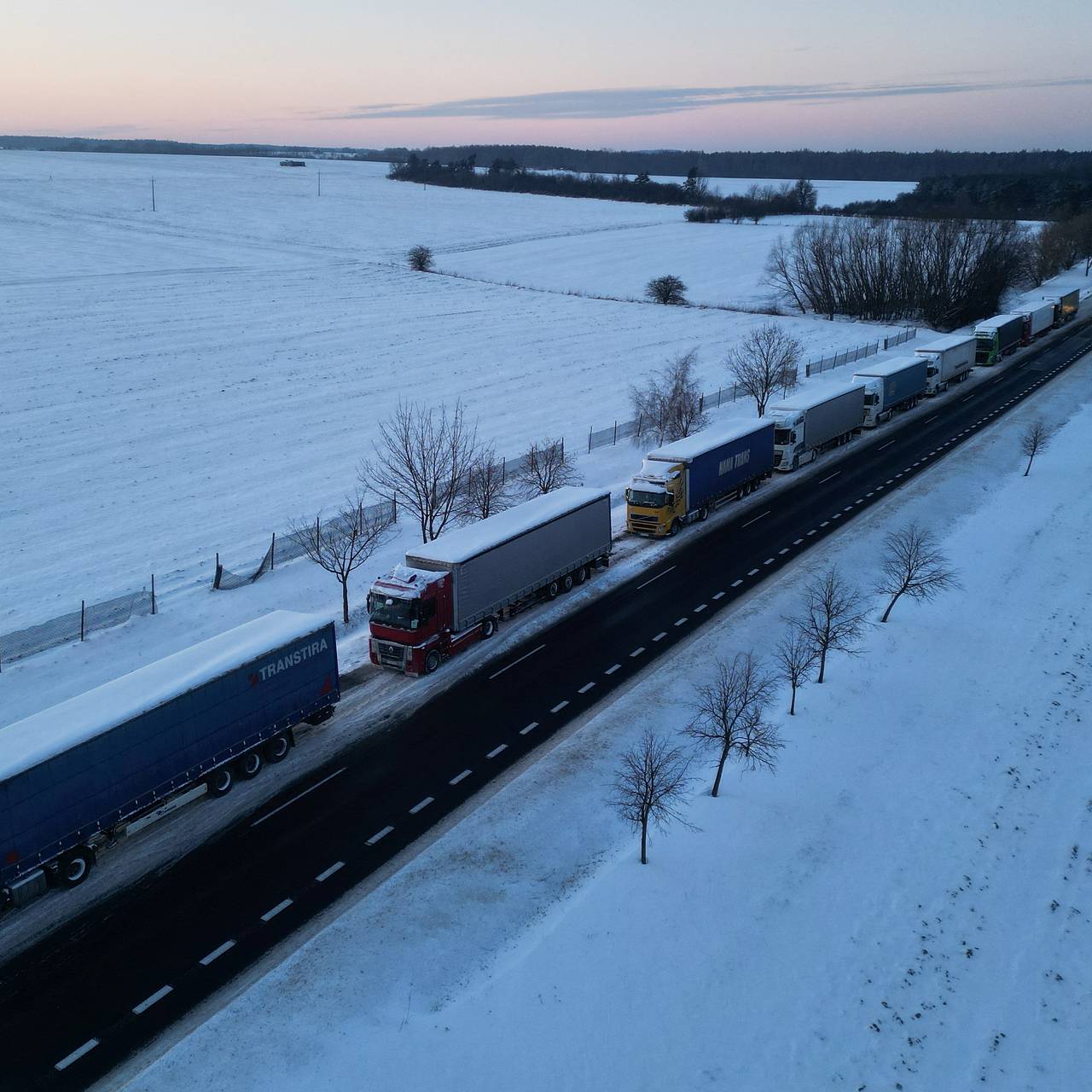 Две тысячи грузовиков застряли в очереди на границе Украины с Польшей:  Украина: Бывший СССР: Lenta.ru