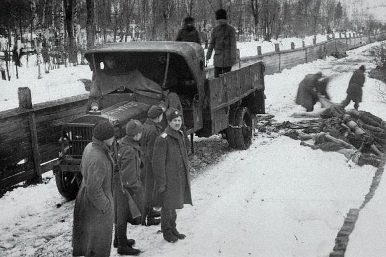 Выгрузка из грузовика тел умерших от тифа солдат русской Северо-Западной армии на кладбище Сийвертси. Нарва, Эстония, январь 1920 года
