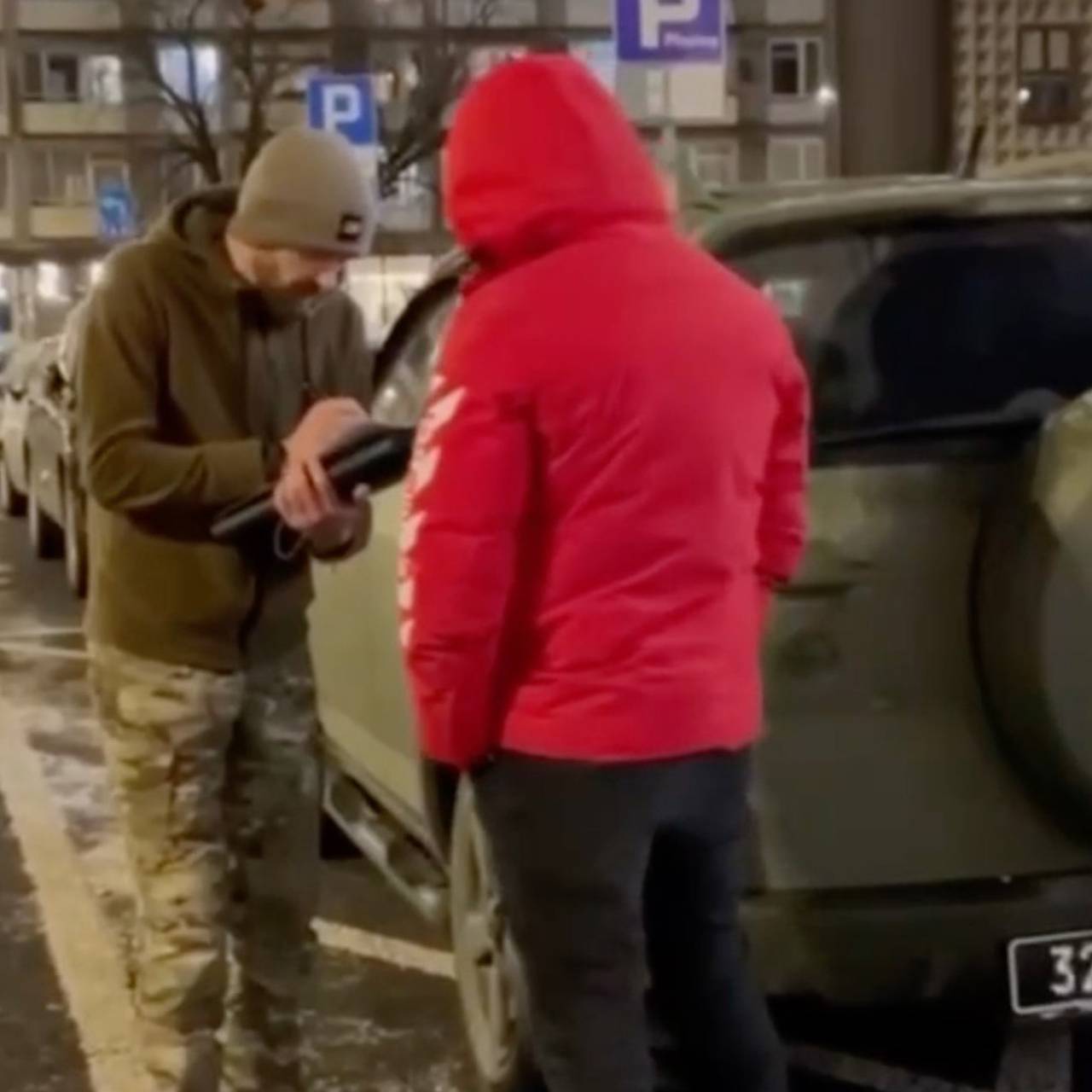 В Польше заметили раздающего повестки сотрудника украинского военкомата:  Украина: Бывший СССР: Lenta.ru