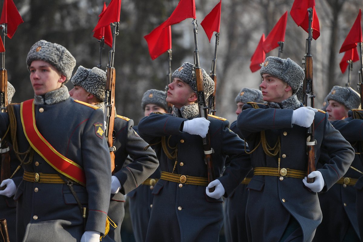 Когда официально 23 февраля стал выходным днем. День защитника Отечества празднование. Празднование 23 февраля в России. Военный. Защитники Отечества.