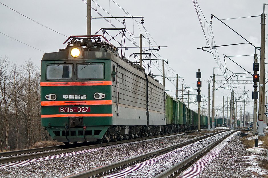 Электровоз ВЛ15-027, идентичный локомотиву поезда № 1908, на станции Волховстрой-1