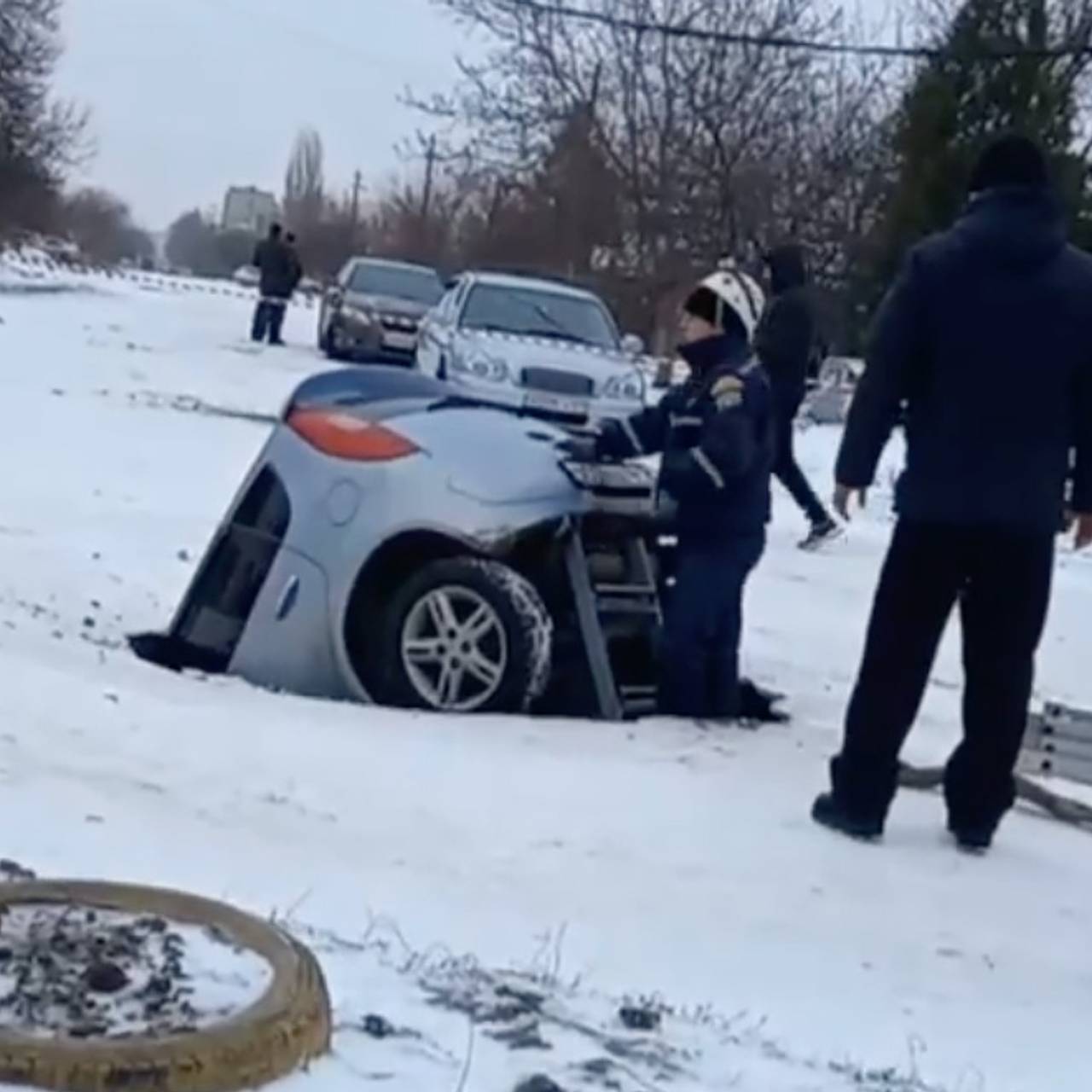 В российском регионе автомобиль провалился под землю: Транспорт: Среда  обитания: Lenta.ru