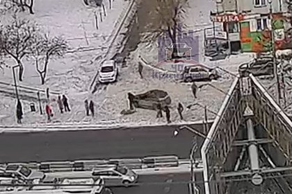 Россиянин в тапочках за рулем автомобиля влетел в пешеходов и попал на видео