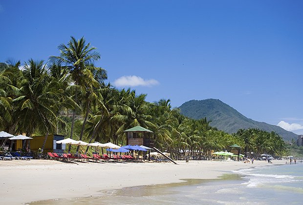 Пляжи на острове Маргарита общественные, там есть разные рестораны, отели и школы различных морских видов спорта