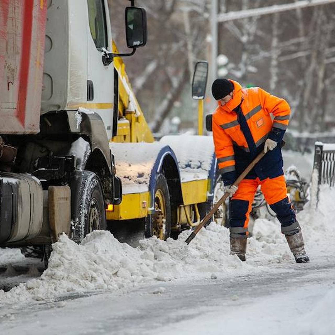 Уборщик снега в российском городе примерз к лопате: Люди: Из жизни: Lenta.ru